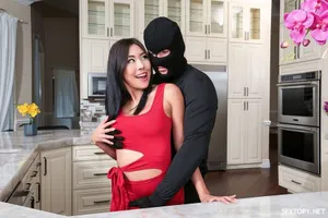 Chàng trai kiệt sức khi trả bài hai mẹ con 1 lúc